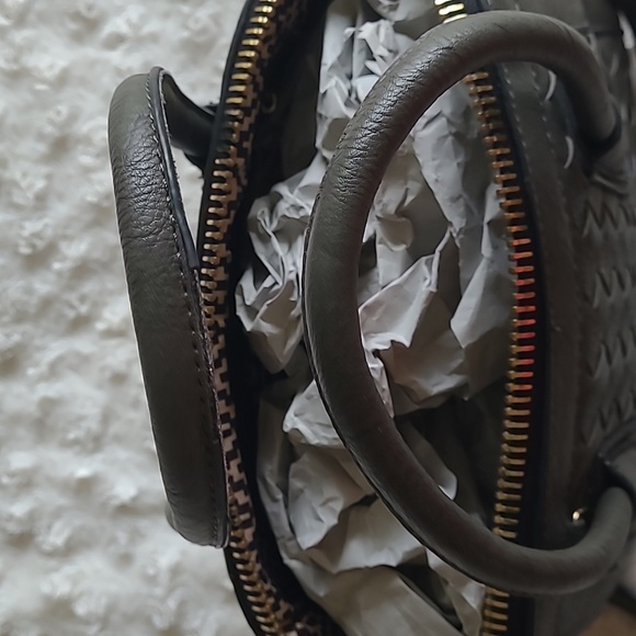 Sasha + Sofi gray zippered purse with weave design. Handle and shoulder strap. - Picture 9 of 17